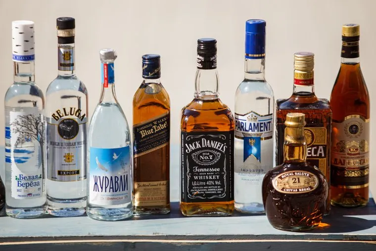 Акция уничтожения паленого алкоголя. контрафакт. Екатеринбург, водка, алкоголь, jack daniel's, контрафакт