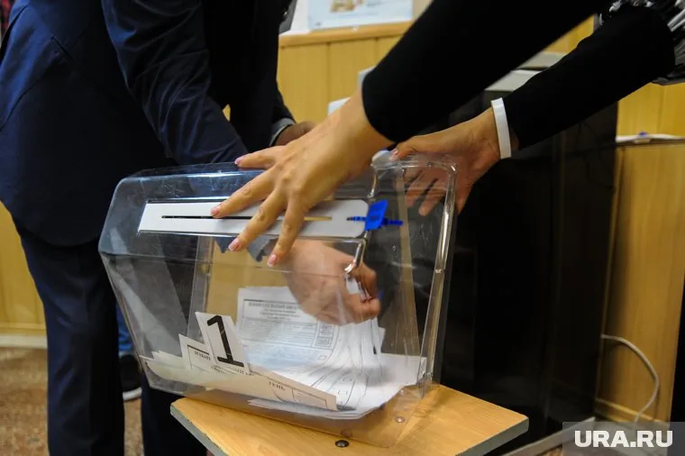 По последним данным, лидерство в гонке за кресло губернатора Курганской области остается за врио Вадимом Шумковым