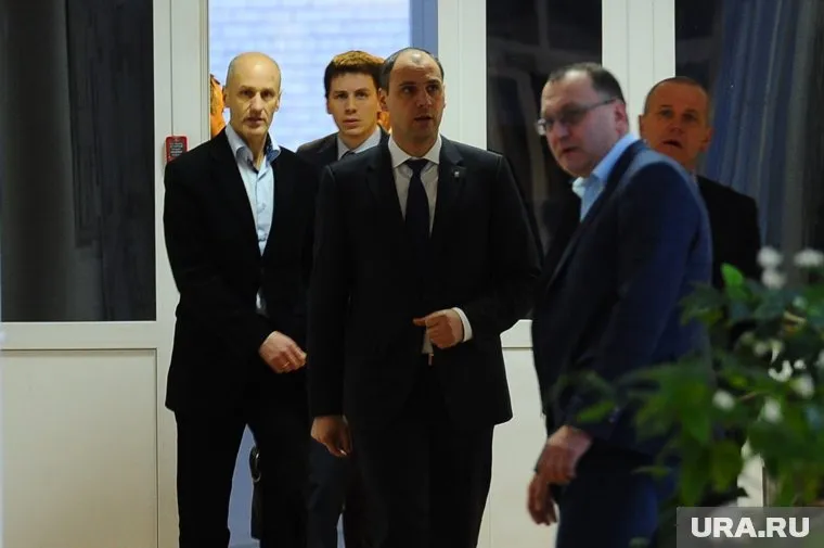 Казалось, что необходимость успокаивать рабочих перед сокращениями осталась где-то в 90-х. Премьер Денис Паслер (в галстуке) знает, что это снова актуально