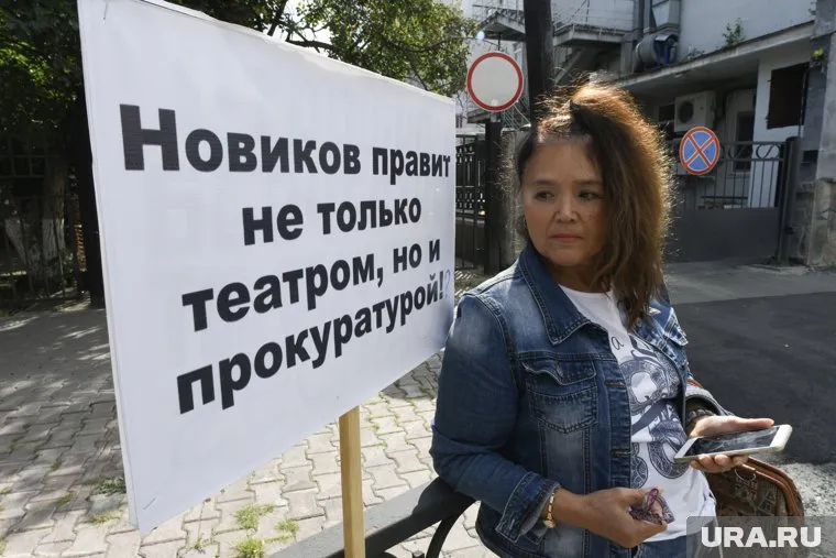 Во время пикета к Булатовой подходили сотрудники полиции