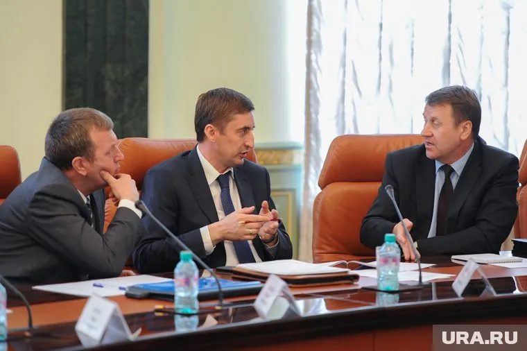 Сергей Филипенко (в центре) будет представлен в качестве прокурора Саратовской области 27 июля