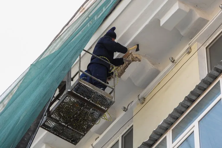 Дом с обрушением карниза Ленина 61. Челябинск, строители, ломают карниз