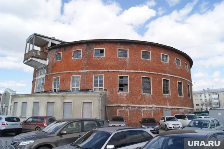 Здание «круглой бани» — одно из трех в России — заброшено уже несколько лет