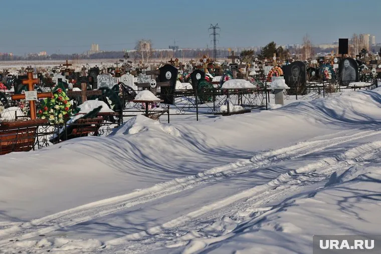 По нормам СанПиНа, кладбища должны иметь систему заградительных земляных валов и дренаж