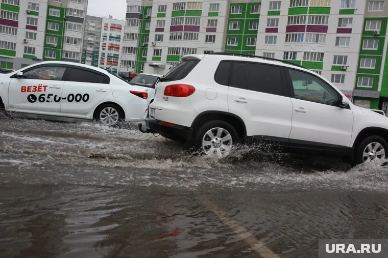 Колеса машины полностью уходят под воду (архивное фото)