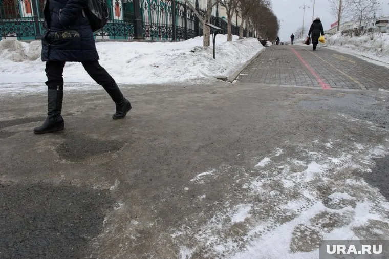 Коммунальные службы Сургута борются с гололедом на улицах города
