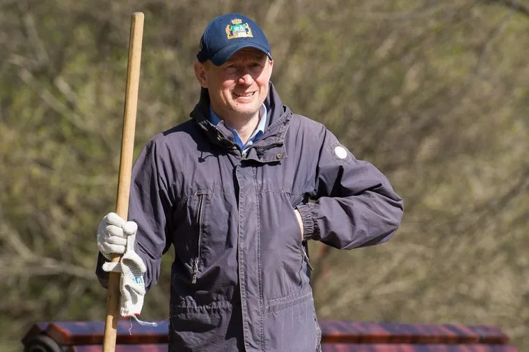 Уборка дендрария у Цирка сотрудниками администрации Екатеринбурга, тушин сергей