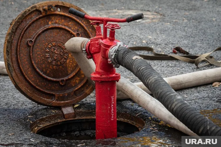 На месте работают пожарные расчеты