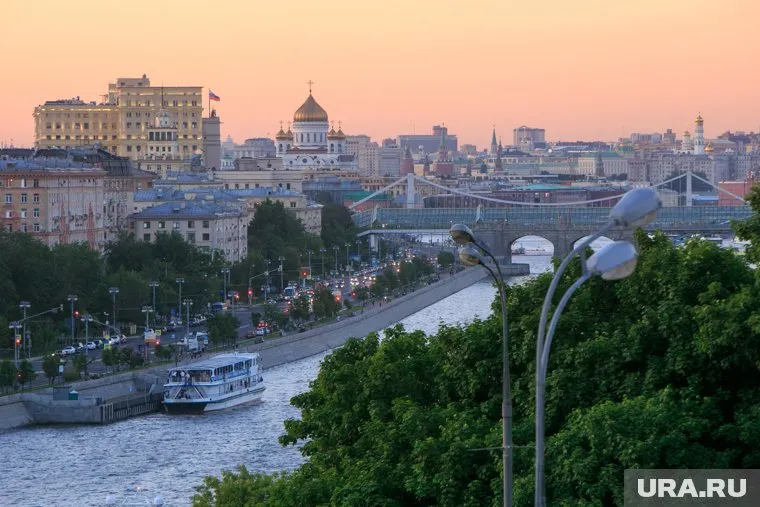 Мост повредила проходившая под ним баржа (архивное фото)
