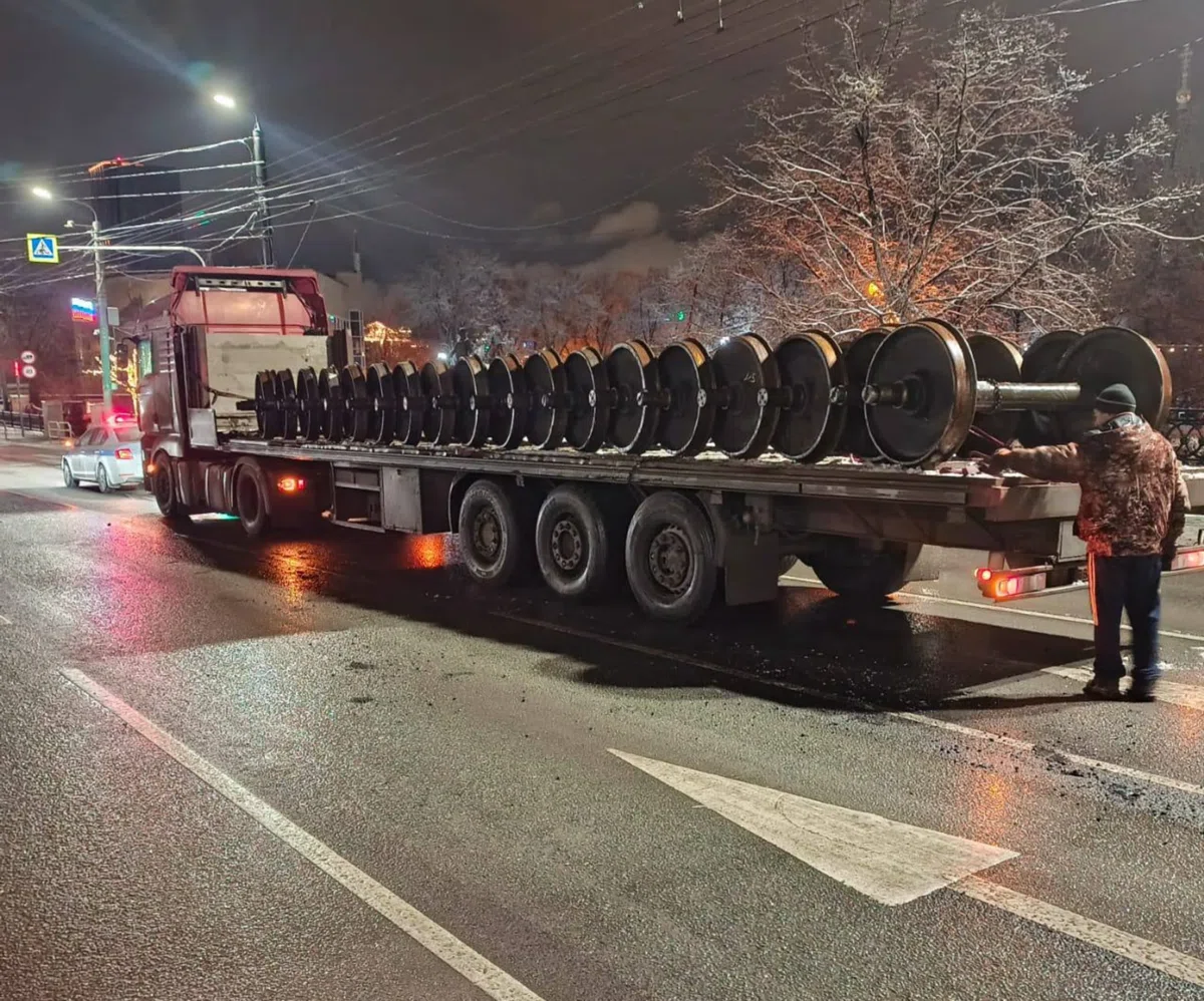 Огромные колеса повредили дорогу (архивное фото) 