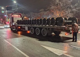 В центре Челябинска из грузовика выпали гигантские колеса для вагонов