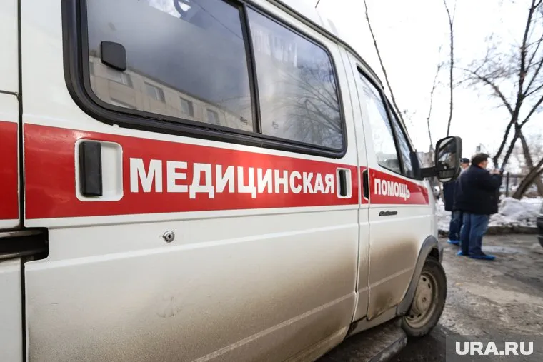 На место трагедии прибыла скорая помощь и работают сотрудники полиции