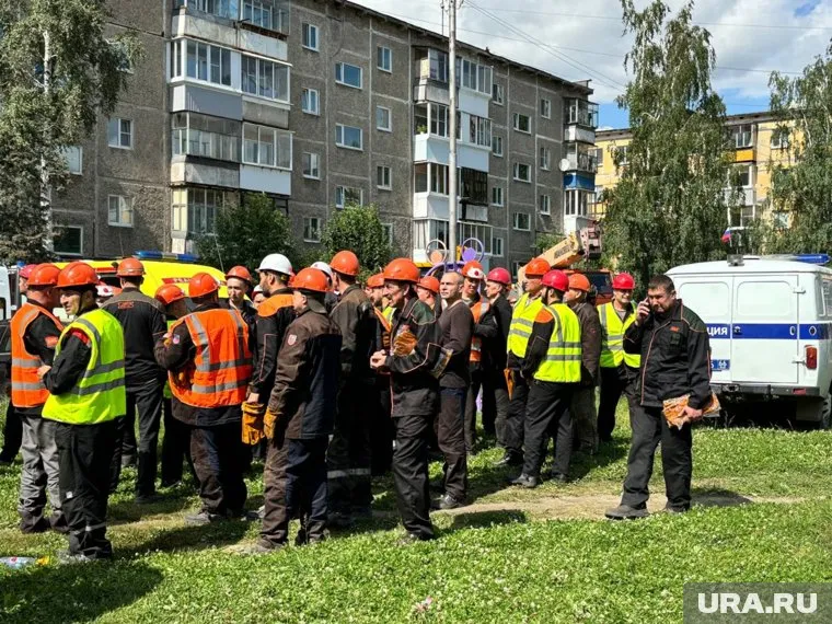 Спасатели продолжают поиски людей под завалами