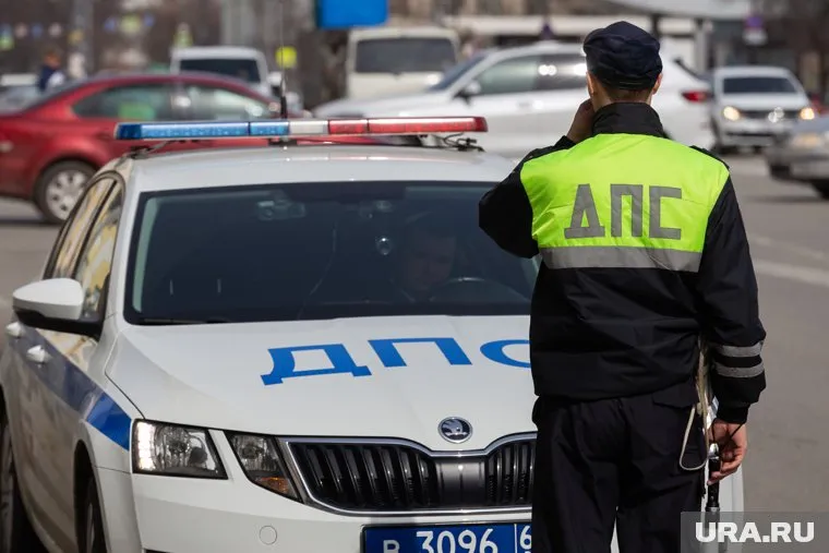 На кадрах, опубликованных в соцсетях, видно, что на месте происшествия работают ГИБДД и скорая помощь