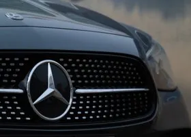 В Екатеринбурге у звезды «Дома-2» забрали элитный Mercedes, а потом задержали