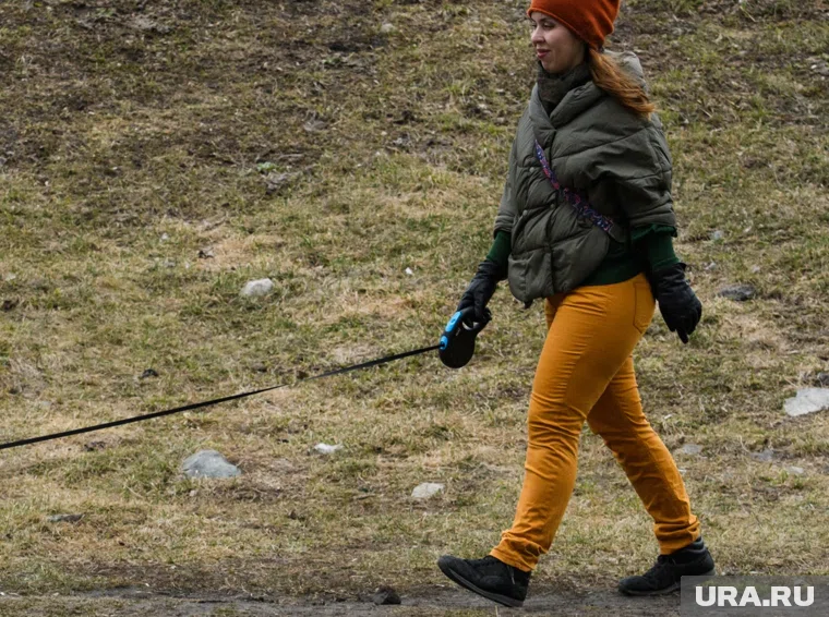 Юная тюменка каждое утро выгуливает невидимого щенка