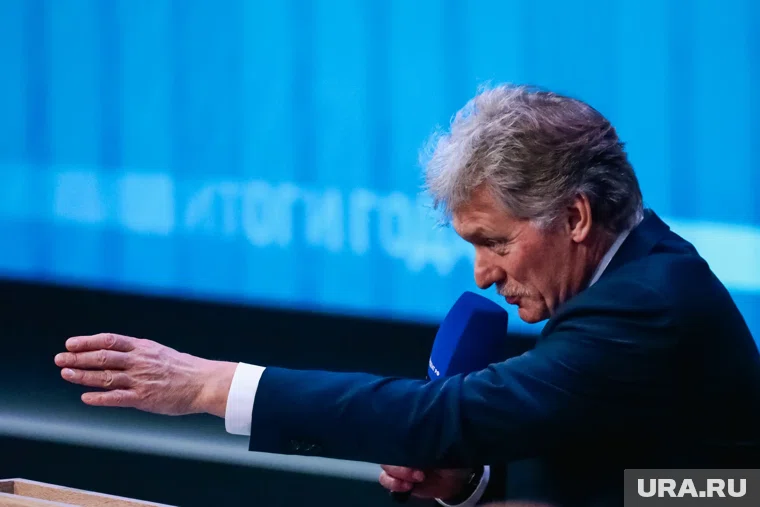 Российские военные следят за обстановкой на фронте, заявил Песков