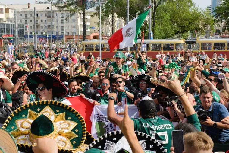 ЧМ-2018. Футбольные болельщики перед 44 матчем Чемпионата мира по футболу между сборными Швеции и Мексики. Екатеринбург