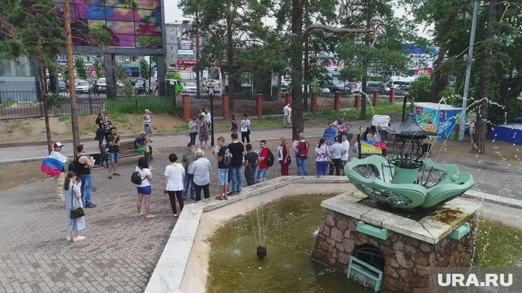 Судя по фото, в Улан-Удэ (Республика Бурятия) на митинг пришли всего 20 человек