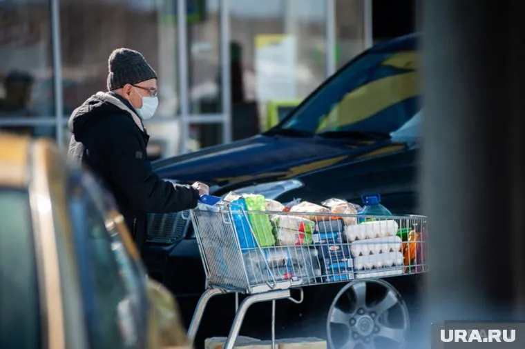 Экономический кризис уже в мае заставит россиян сокращать расходы
