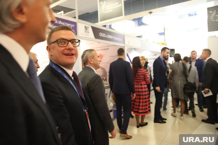 Алексей Текслер вместе с коллегой, тюменским губернатором Александром Моором (на фото на дальнем плане), является выпускником «школы губернаторов»