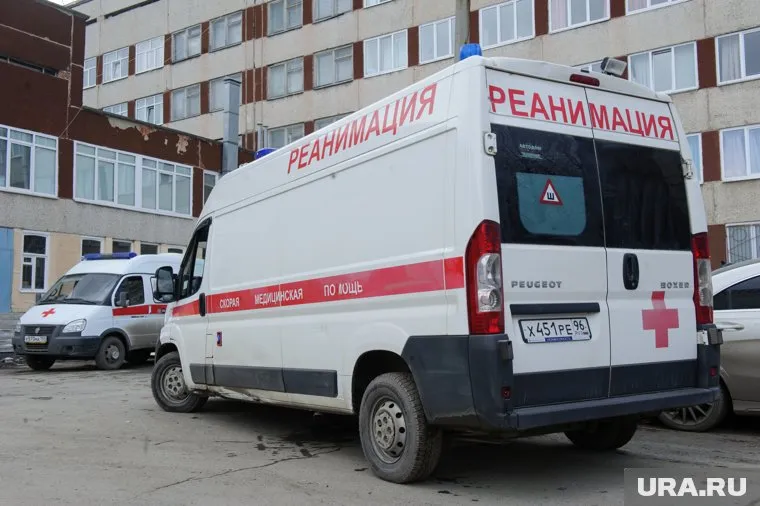 Его везут в больницу на «скорой помощи»