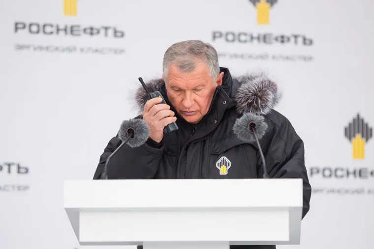 Церемония ввода в эксплуатацию комплекса месторождений Эргинского кластера в Кондинском районе. Ханты-Мансийск, роснефть, сечин с рацией