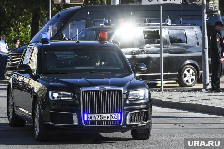 Через 15 минут после того, как силовики увезли предмет, по улице проехал президентский кортеж