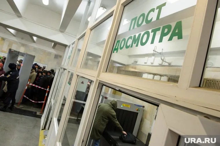 Пассажиров усиленно досматривают в метро (архивное фото)