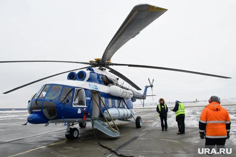 Вертолет с вахтовиками совершил экстренную посадку в аэропорту поселка Красноселькуп