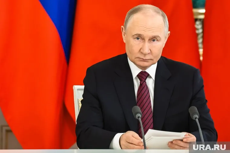 Владимир Путин признался, что несмотря на ухудшение зрения, он по прежнему свободно читает без очков