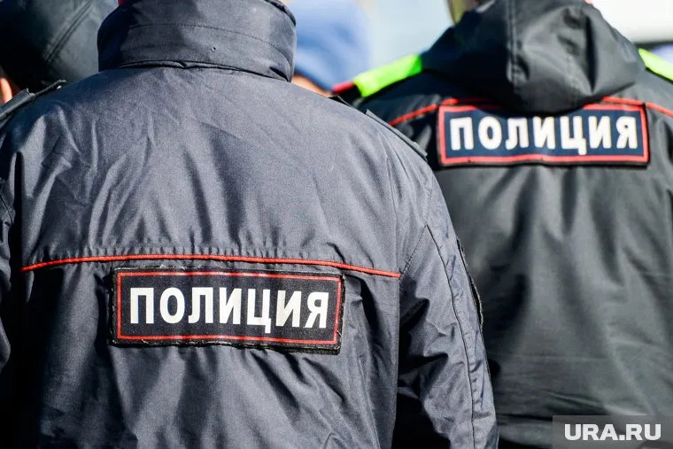 Полицейские охраняют затопленное имущество граждан