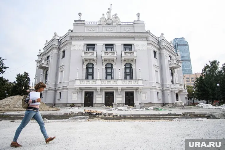 В мэрии хотели, чтобы сквер у Оперного театра построили к Дню города, но рабочие сорвали планы чиновников
