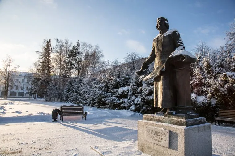 Посад сибирских старожилов и виды города. Тобольск, памятник ремезову