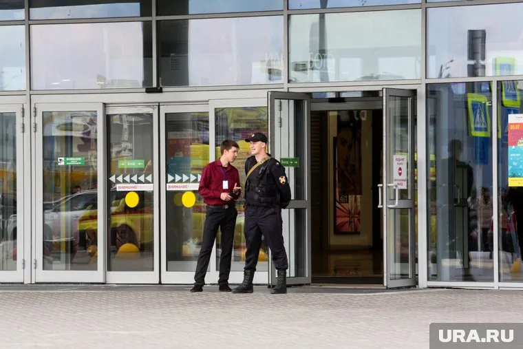 поводом для вывода посетителей торгового центра стала учебная тревога