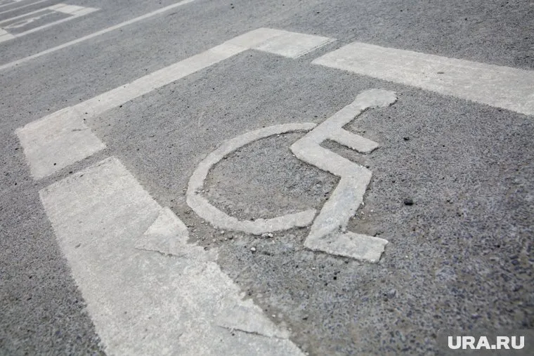 Выделенные для инвалидов парковочные места сделали свалкой снега