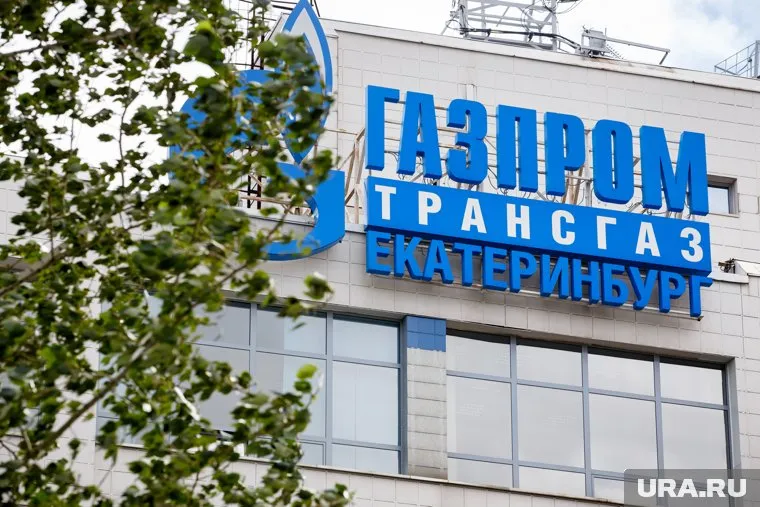 Новые автобусы, передвигающиеся на газу, проезжают мимо заправок "Газпрома"