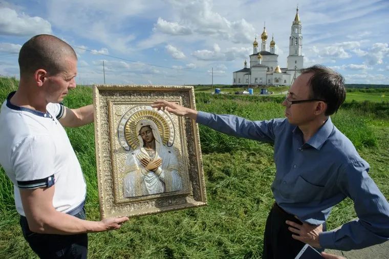 Евгений Беляев проводит экспертизу невьянской иконы. Екатеринбург, беляев евгений