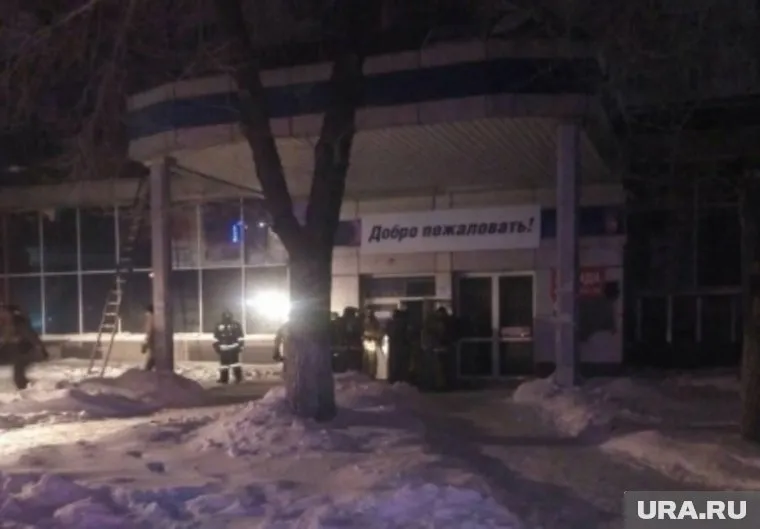 Загорелся пристроенный к дому торговый центр