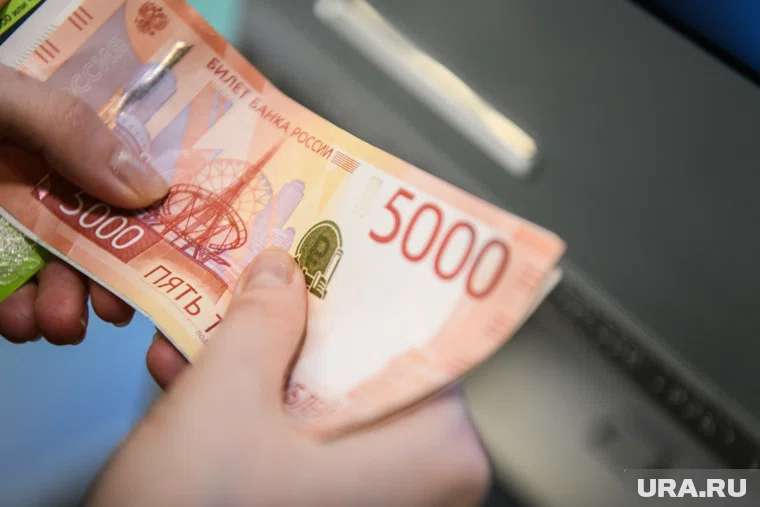 11-летняя Лея показывала пятитысячные купюры, которые ей подарили