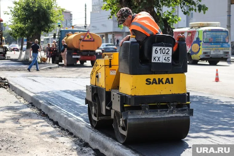 В администрации отметили, что после работы катка слой асфальта стал ниже