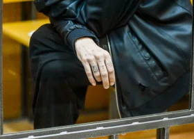 Популярнейший шансон признали экстремистским в РФ: как не нарваться на уголовку и можно ли слушать