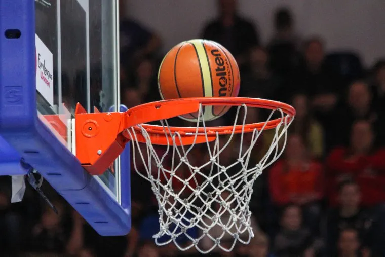 Спортивные клубы Екатеринбурга, баскетбол, баскетбольное кольцо, мяч в корзине