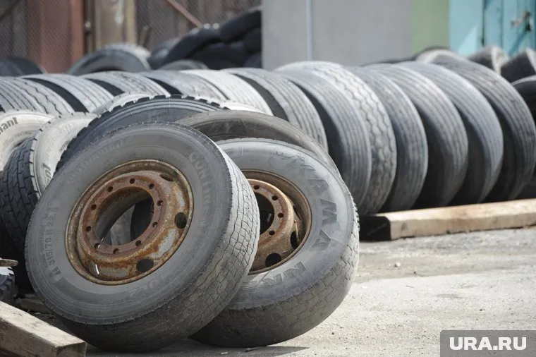 У машины в Челябинске лопнула покрышка