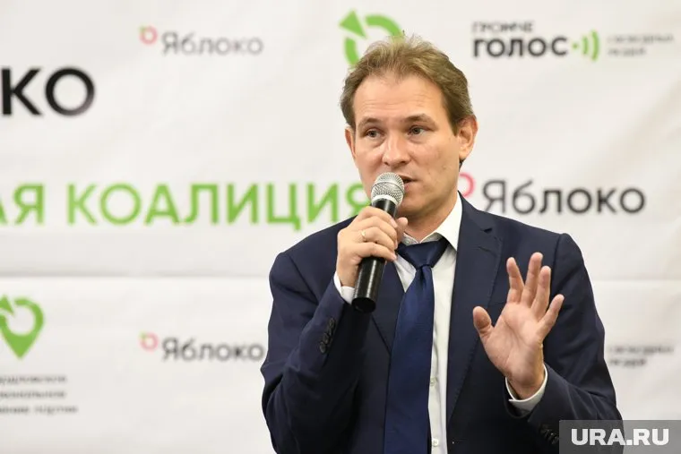 Сам Максим Петлин говорит, что причина переноса конференции в другом