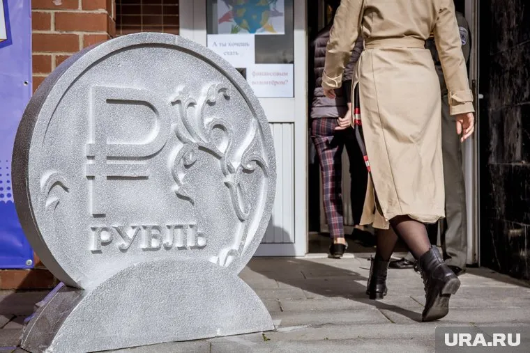 Минфин начал скупать доллары в рекордных количествах