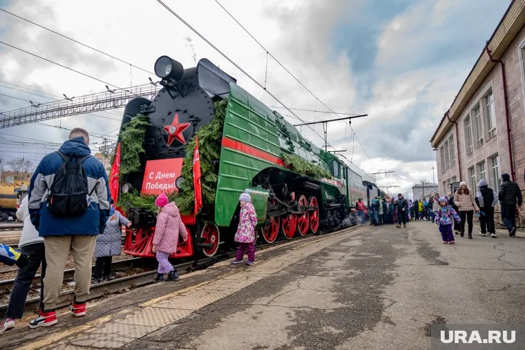 Пермяки посещают экскурсию внутри Поезда Победы