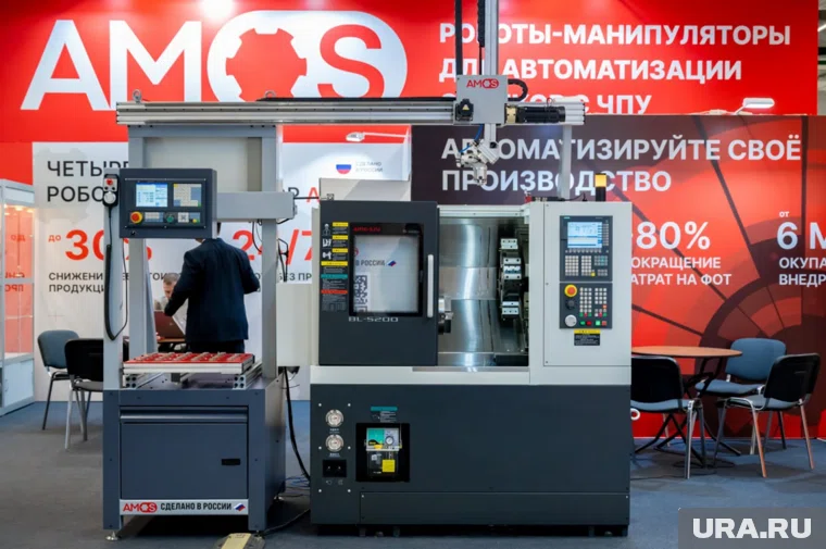 Завод изготавливает промышленных роботов