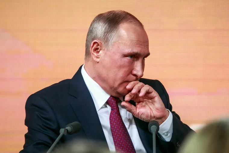 Ежегодная итоговая пресс-конференция президента РФ Владимира Путина. Москва, путин владимир, задумался