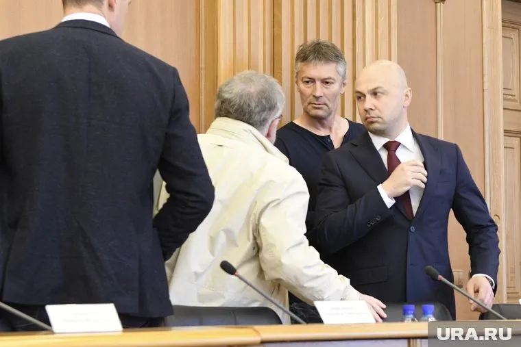 Ройзман продолжает исполнять полномочия мэра до утверждения отставки муниципальным парламентом